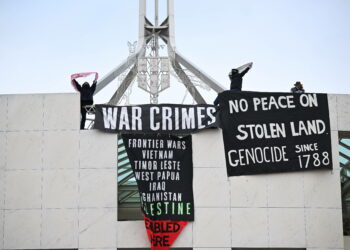 Australie: Des militants pro-palestiniens déploient des banderoles dénonçant la guerre à Gaza sur le parlement