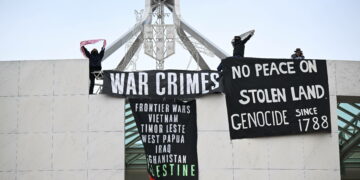 Australie: Des militants pro-palestiniens déploient des banderoles dénonçant la guerre à Gaza sur le parlement