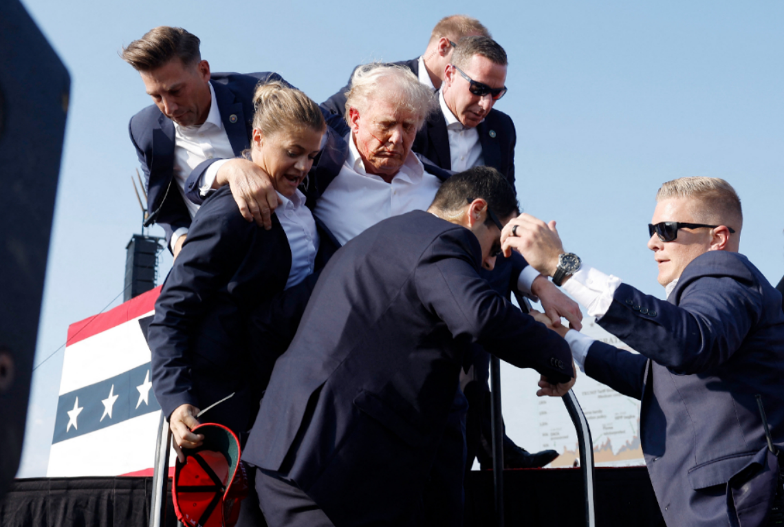 Etats-Unis: Donald Trump évacué d’un meeting après des coups de feu