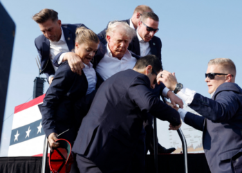 Etats-Unis: Donald Trump évacué d&rsquo;un meeting après des coups de feu