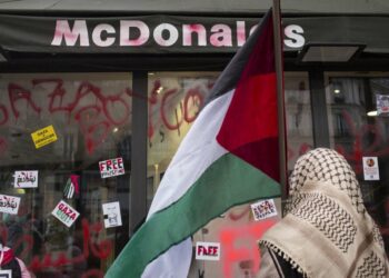 Boycotté par le monde arabe et critiqué pour ses prix, le chiffre d&rsquo;affaires de McDonald&rsquo;s baisse de 8%