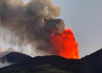 Italie : L’Etna en éruption, vols suspendus à l’aéroport de Catane