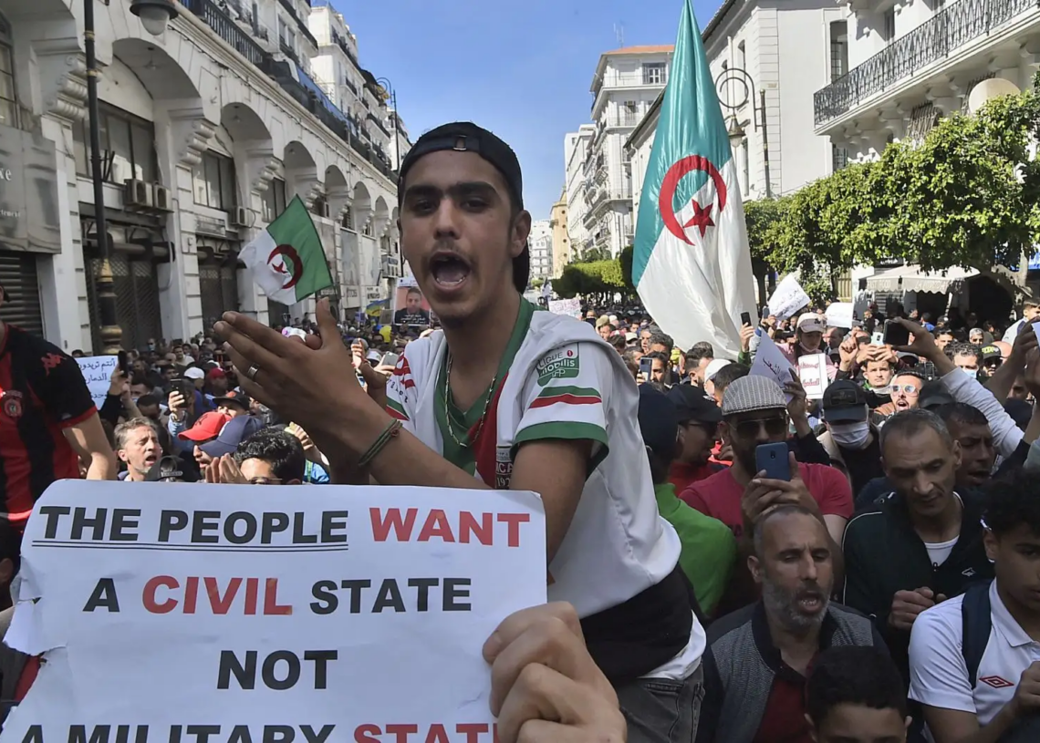Algérie: Huits militants liés au Hirak placés en détention provisoire