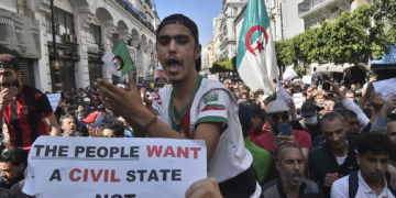 Algérie: Huits militants liés au  Hirak placés en détention provisoire