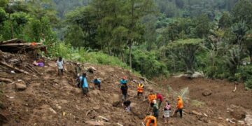 Indonésie: Au moins 11 morts et 35 disparus après un glissement de terrain