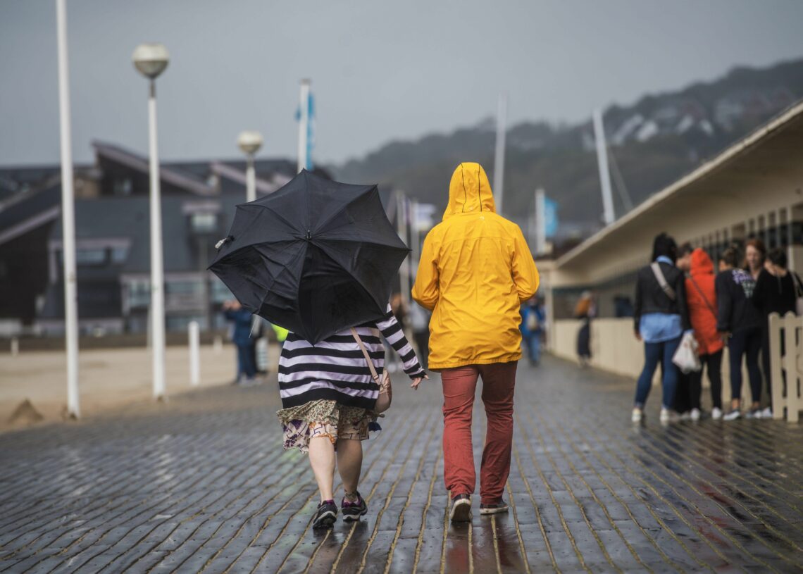Insolite: Agacé par le mauvais temps, un maire en France publie un arrêté contre la pluie