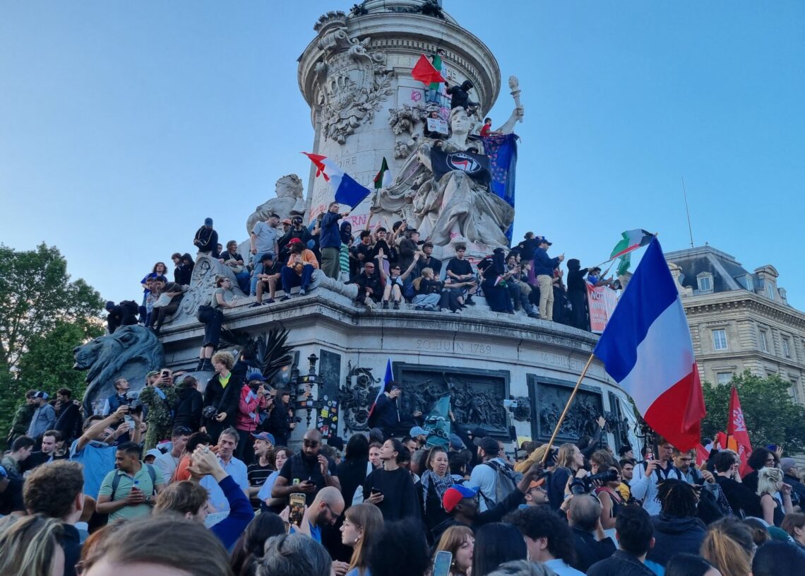 «A Paris l’enthousiasme, à Moscou la déception, à Kiev le soulagement»: Les réactions aux législatives en France