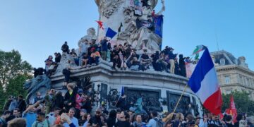 «A Paris l’enthousiasme, à Moscou la déception, à Kiev le soulagement»: Les réactions aux législatives en France