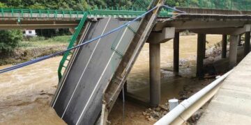 Chine: Un pont s&rsquo;effondre après des pluies torrentielles, 12 morts et 31 disparus