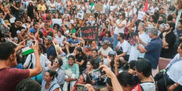 Les  tunisiennes se réunissent pour protester contre les atteintes aux droits des femmes