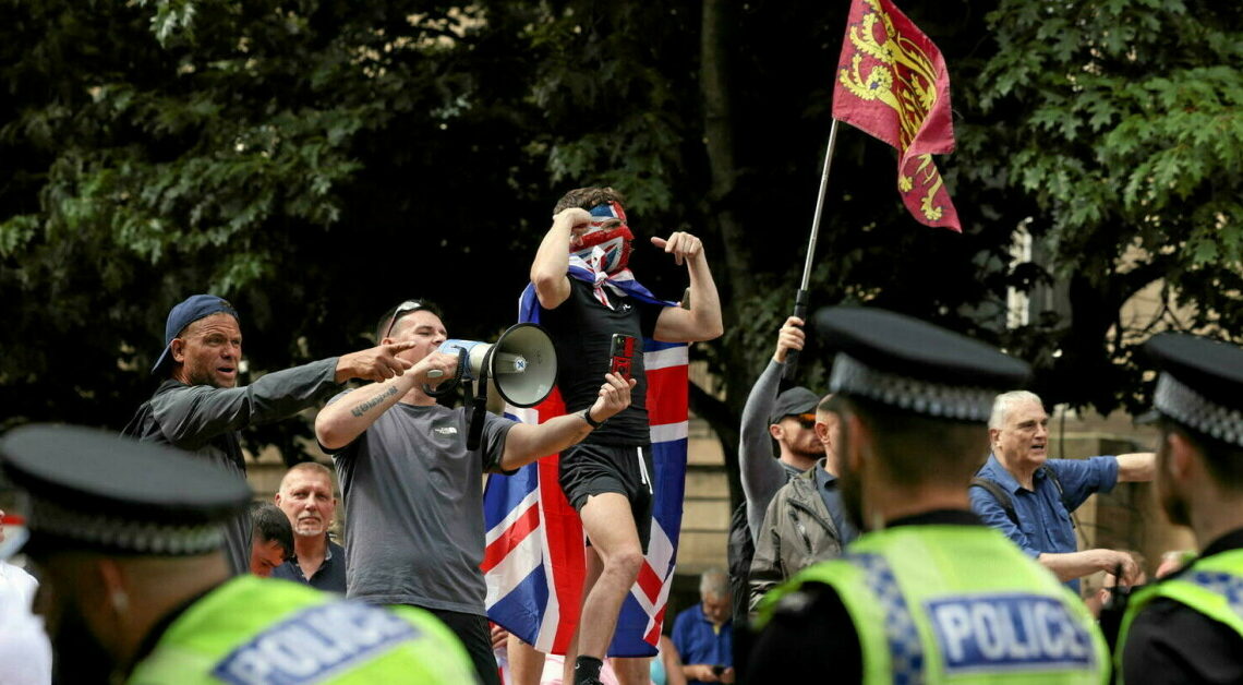 L&rsquo;extrême-droite à l&rsquo;œuvre: Chaos en Angleterre après une attaque au couteau qui a fait trois morts