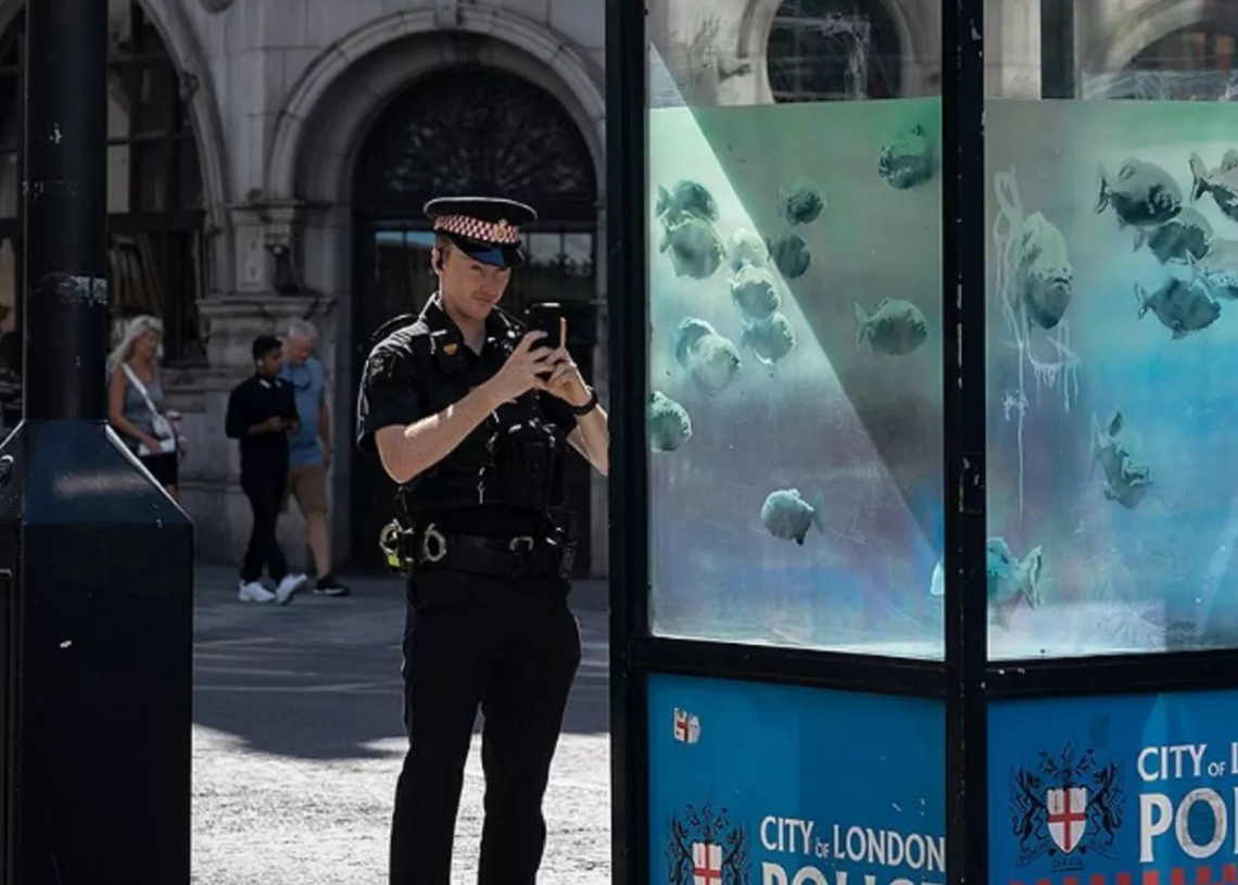 Royaume-Uni: Banksy conclut une semaine d’œuvres animalières avec des piranhas