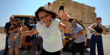 Ghada Belghacem aborde en rythme et avec humour le savoir-vivre en Tunisie dans le clip « Blassa »