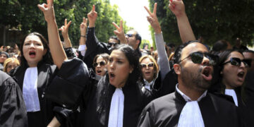 « Pris pour cible »: Les avocats manifestent devant le Palais de justice de Tunis