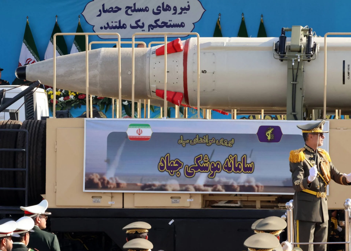 L&rsquo;Iran présente un nouveau drone kamikaze lors d&rsquo;un défilé militaire