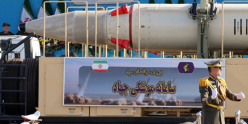 L&rsquo;Iran présente un nouveau drone kamikaze lors d&rsquo;un défilé militaire