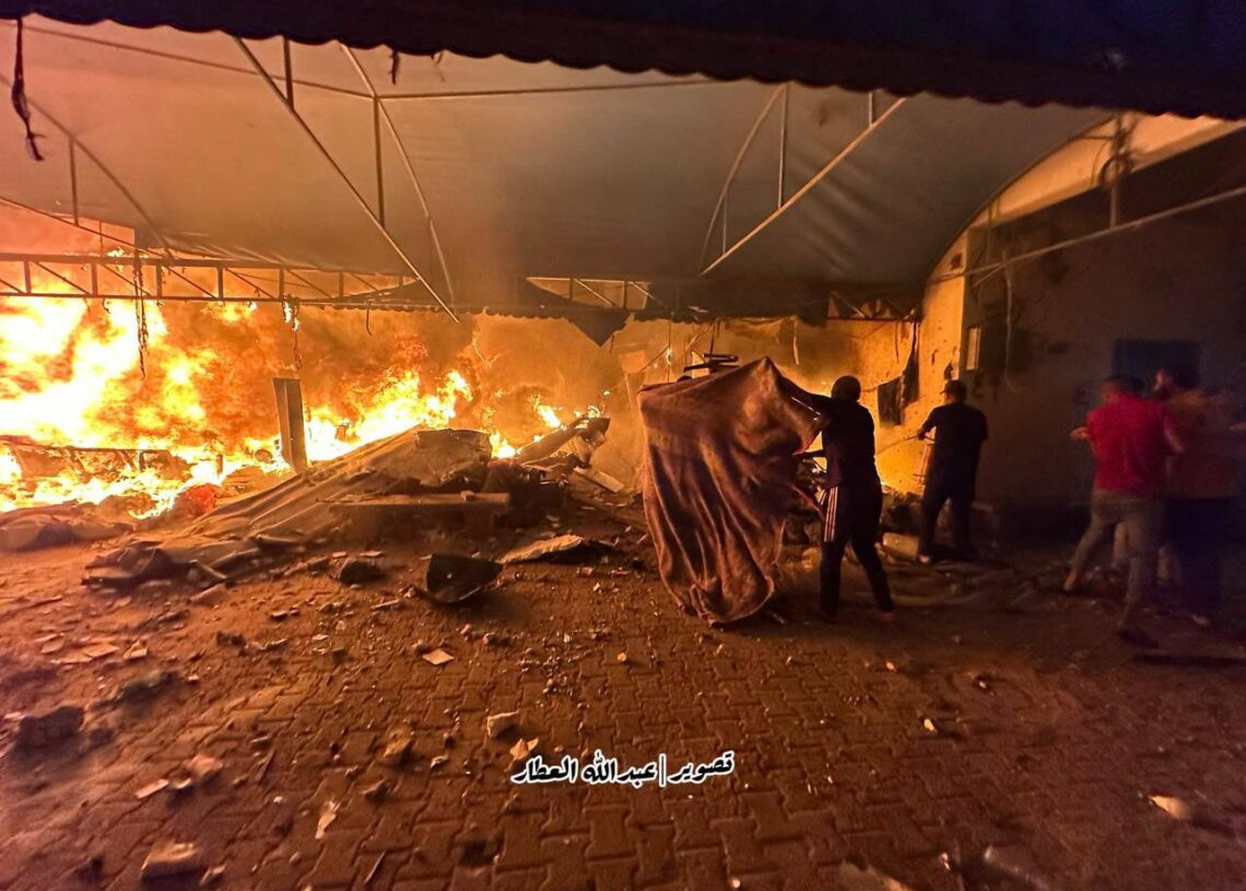 Un frappe israélienne sur la cour d’un hôpital dans la bande de Gaza tue au moins quatre personnes