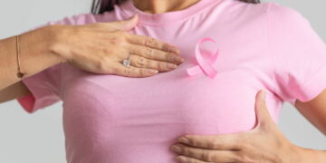 Octobre rose: Quels sont les premiers symptômes du cancer du sein?