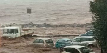 Voitures emportées par la mer: Des pluies torrentielles inondent la Sicile