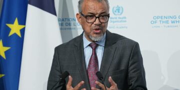 Le chef de l&rsquo;OMS échappe de peu à la mort lors de frappes israéliennes sur l&rsquo;aéroport du Yémen