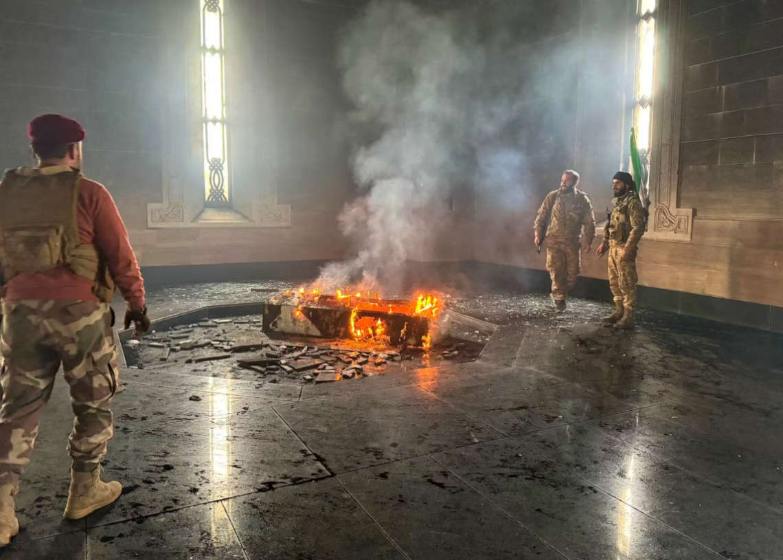 Syrie: Les rebelles incendient la tombe d&rsquo;Hafez al-Assad