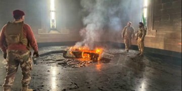 Syrie: Les rebelles incendient la tombe d&rsquo;Hafez al-Assad