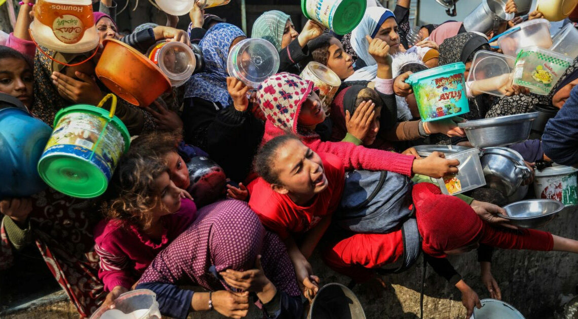 « Des heures de queue pour obtenir de la nourriture »: L&rsquo;UNRWA alerte sur la progression de la famine à Khan Younès