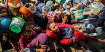 « Des heures de queue pour obtenir de la nourriture »: L&rsquo;UNRWA alerte sur la progression de la famine à Khan Younès
