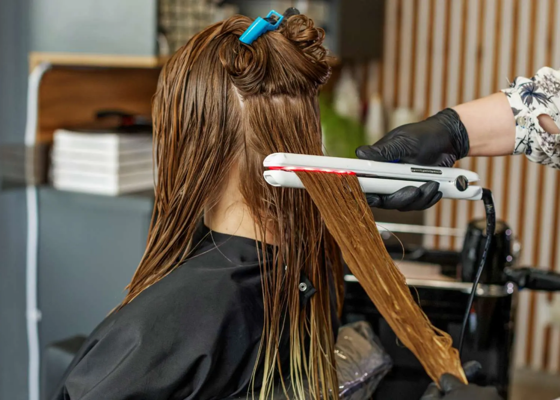 Le ministère de la Santé alerte sur les risques liés aux produits de lissage capillaire contenant de l’acide glyoxylique