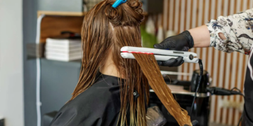 Le ministère de la Santé alerte sur les risques liés aux produits de lissage capillaire contenant de l’acide glyoxylique