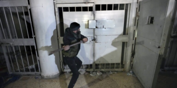 Syrie: Des secouristes turcs entament des recherches à la prison de Saydnaya