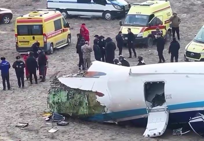 Un bilan à 38 morts: Une enquête confirmerait qu’un missile russe a provoqué le crash d’avion au Kazakhstan