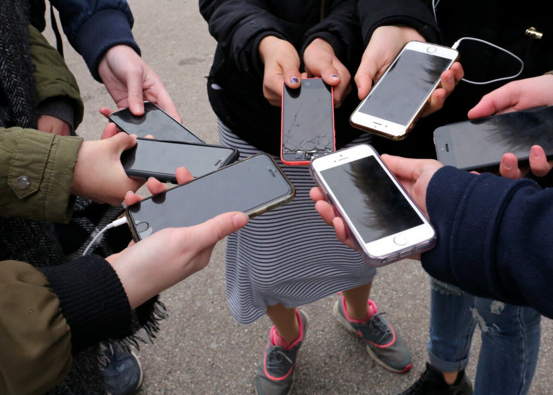 Le ministre de l’Education réclame l’application « stricte » de l’interdiction  des smartphones dans les établissements scolaires