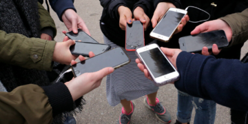 Le ministre de l’Education réclame l&rsquo;application « stricte » de l’interdiction  des smartphones dans les établissements scolaires