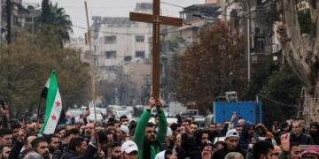Syrie: les chrétiens de Damas manifestent après l&rsquo;incendie d&rsquo;un sapin de Noël pour réclamer «des droits»
