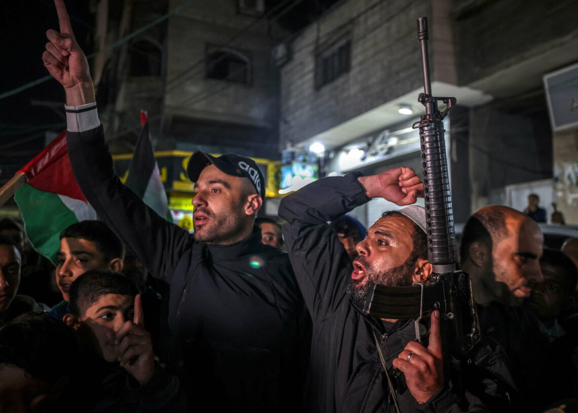Au moins 20 morts: Israël mène des frappes après l’annonce de la trêve à Gaza