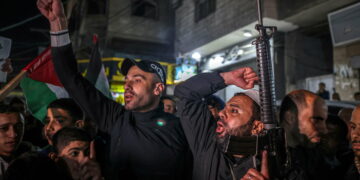 Au moins 20 morts: Israël mène des frappes après l’annonce de la trêve à Gaza