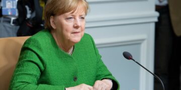 Alliance entre conservateurs et extrême droite en Allemagne: Angela Merkel sort de sa réserve