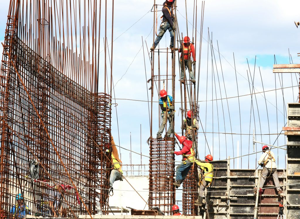 La présidence du gouvernement annonce la régularisation de la situation des ouvriers de chantier de moins de 45 ans