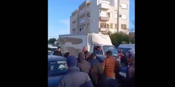 Colère à Raoued: Les habitants bloquent les routes pour réclamer plus de transports publics