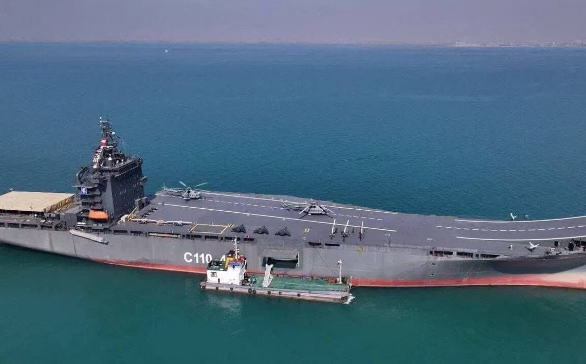 « Le plus grand projet militaire navale » du pays: L’Iran dévoile un navire porte-drones