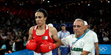 La Fédération internationale de boxe réattaque la championne olympique: Imane Khelif « prête à se battre devant les tribunaux »