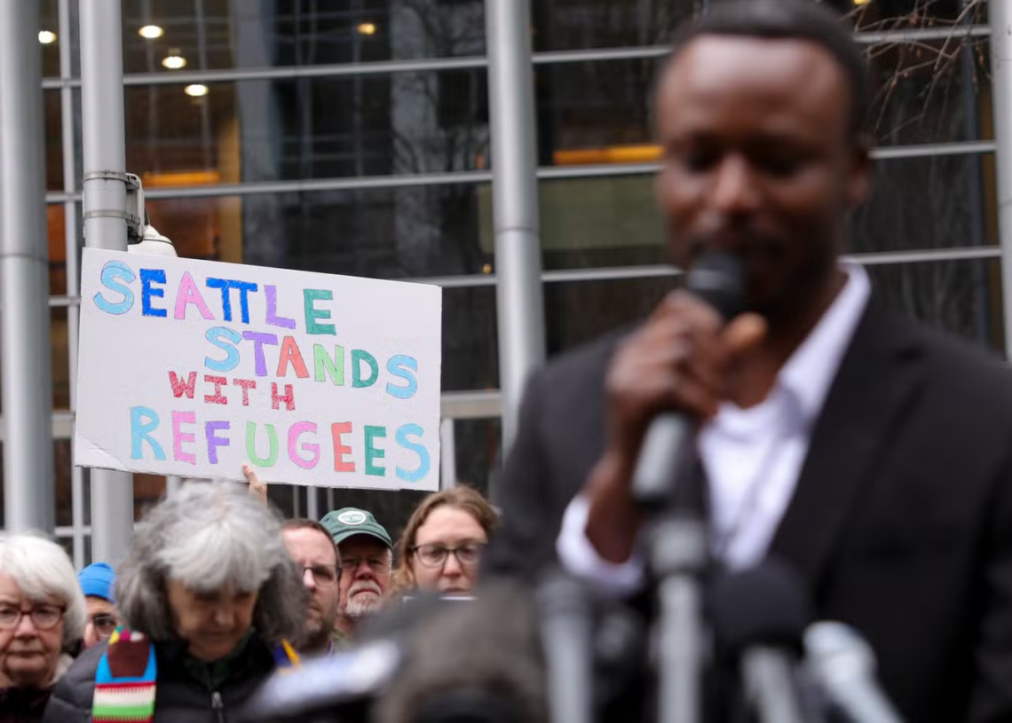 Un juge suspend le décret bloquant les admissions de réfugiés aux Etats-Unis, voulu par Trump