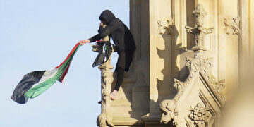 Avec le drapeau palestinien et un keffieh: Un homme escalade le Big Ben à Londres
