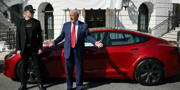 Il faut sauver le soldat Musk: Trump menace d&rsquo;envoyer les destructeurs de Tesla dans des prisons au Salvador