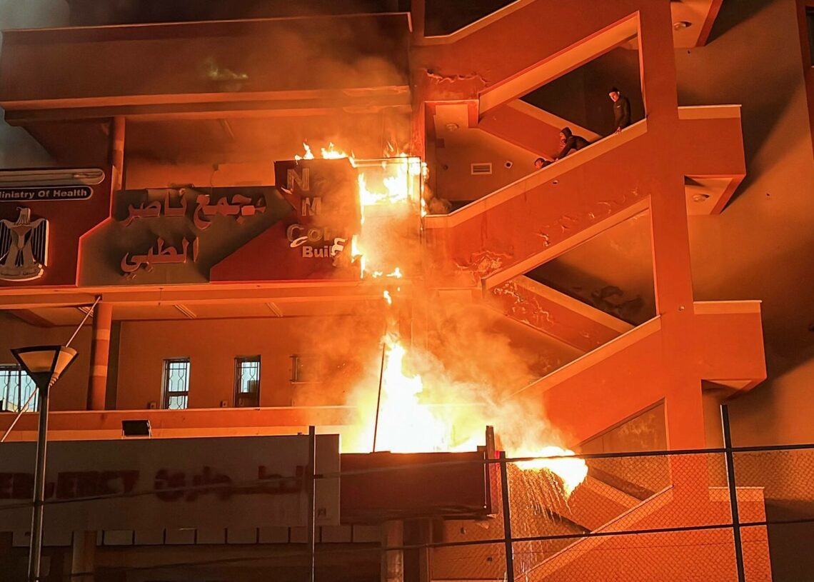 Gaza: Israël frappe un hôpital à Khan Younès