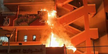 Gaza: Israël frappe un hôpital à Khan Younès