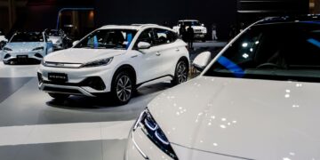 Un revers pour Elon Musk: Le géant chinois BYD publie un chiffre d’affaires record pour 2024, supérieur à Tesla
