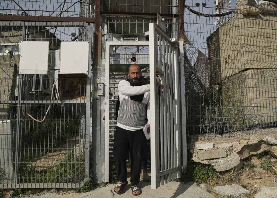 Israël libère le réalisateur palestinien oscarisé qui avait été tabassé et arrêté en Cisjordanie