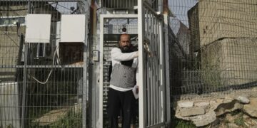 Israël libère le réalisateur palestinien oscarisé qui avait été tabassé et arrêté en Cisjordanie